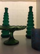 Grönt glasfat och gröna glasvasar på Galejan Secondhand