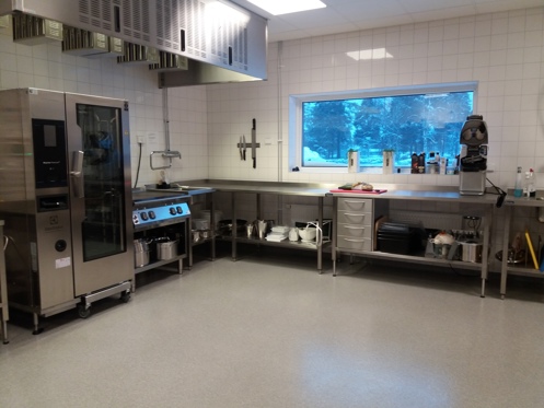 Bild på nya köket med rostfria maskiner och bänkar.