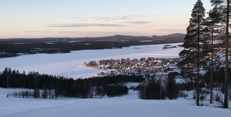 Foto taget från toppen av Tjamstan över ett soligt och vintrigt Malå.