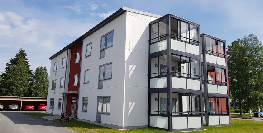 Tre våningshus i Malå, Solig dag.