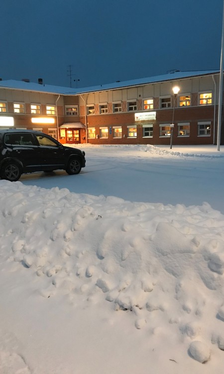 Vinterbild kommunhuset Malå tidig morgon.