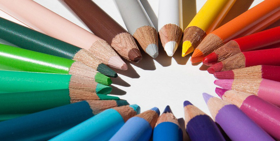 Färgpennor i olika färger.