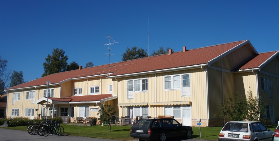 Äldreboendet Sörgården. Ett gult tvåvåningshus i trä.