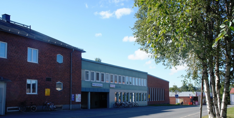 Utomhusbild på huset där Barn- och utbildningskontoret är stationerat. Solen skiner och det är sommar.