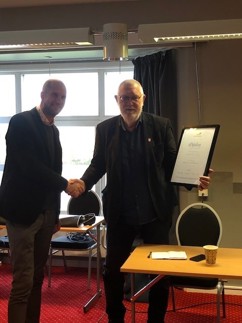 Mats Andersson och Lennart Gustavsson skakar hand vid överlämning av diplom från Svenskt Näringsliv.