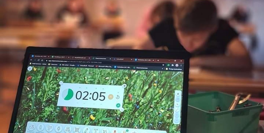 klassrum på Nilaskolan och en dator med i bilden.