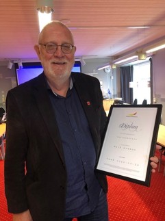 En mycket glad Lennart Gustavsson som poserar med diplom som precis överlämnats av Svenskt Näringsliv.