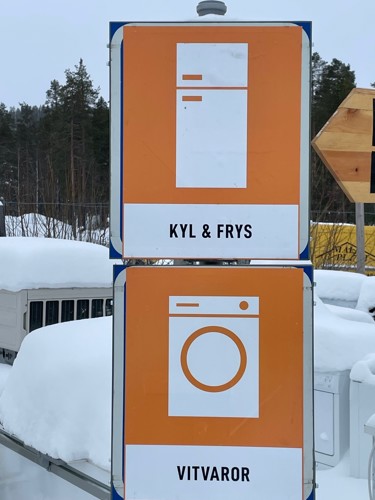 Nya skyltar på Återvinningscentralen. Bilden visar skyltar för kyl och frys och den andra vitvaror.