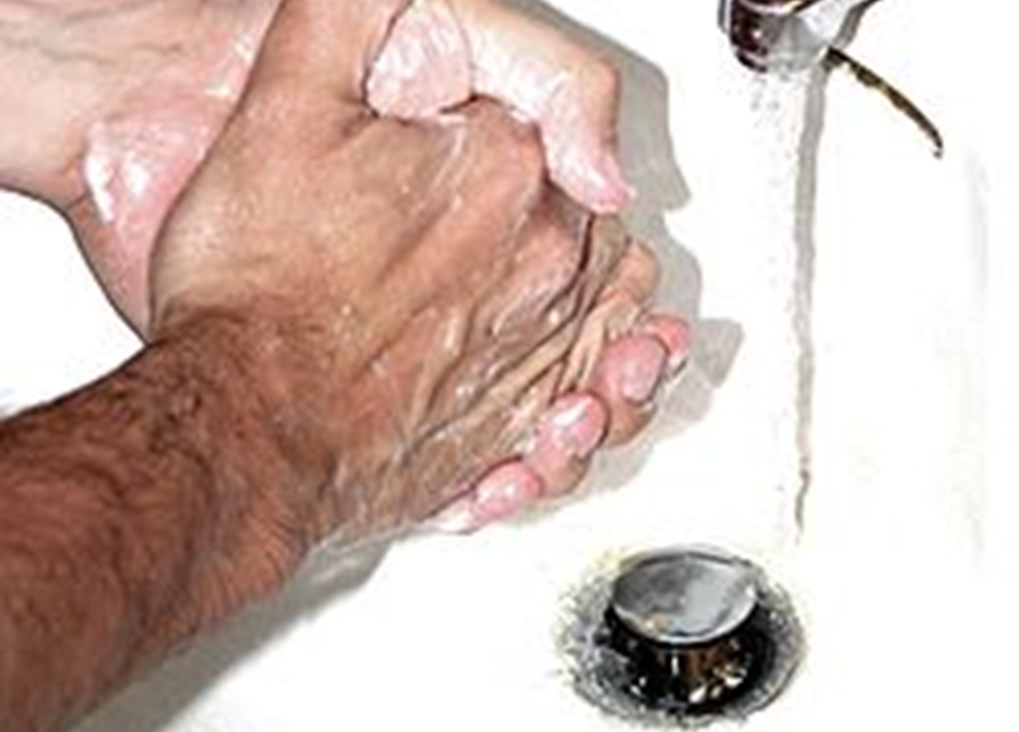 Närbild på när någon tvättar händerna under rinnande vatten, med texten: uppdaterad information om Coronaviruset, Covid-19.
