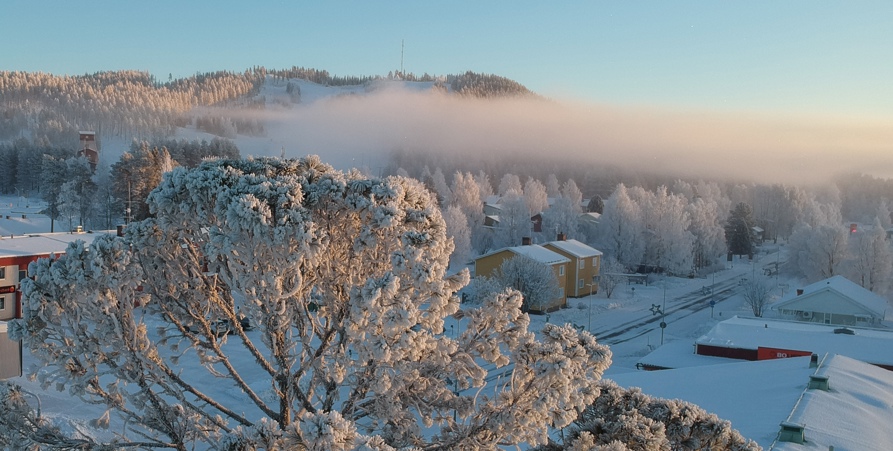 Vintervy över delar av Malå samhälle i vinterskrud.