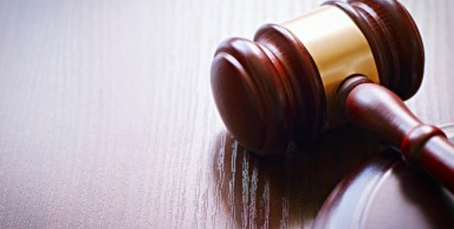 Brun ordförandeklubba som ligger på ett brunt bord.