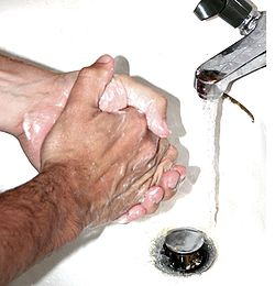 Närbild på händers som tvättas under en rinnande vattenkran.