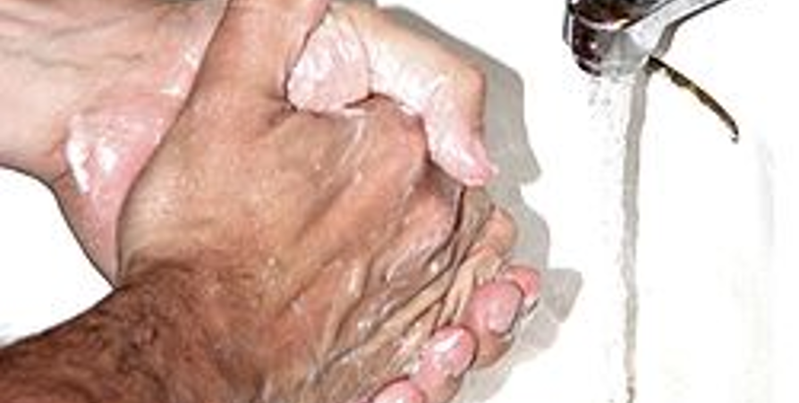 Närbild på händers som tvättas under en rinnande vattenkran.