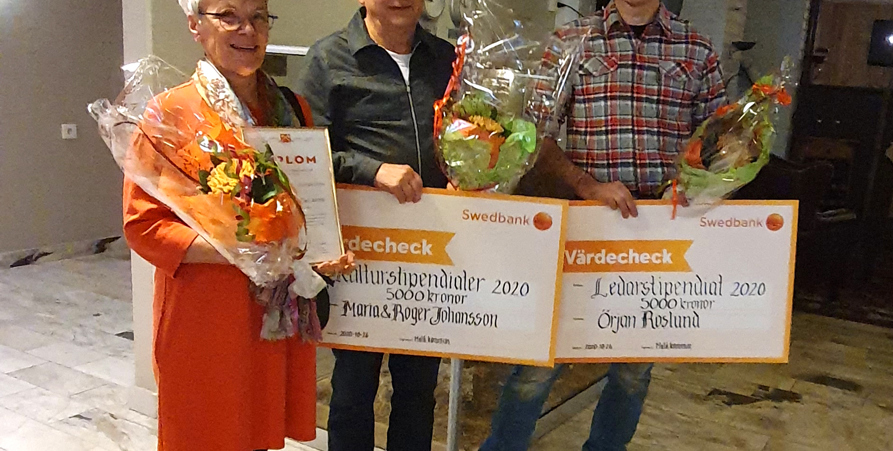 Kulturstipendiaterna Maria och Roger Johansson, samt ledarstipendiaten Örjan Roslund står med blommor, check och diplom. 2020.
