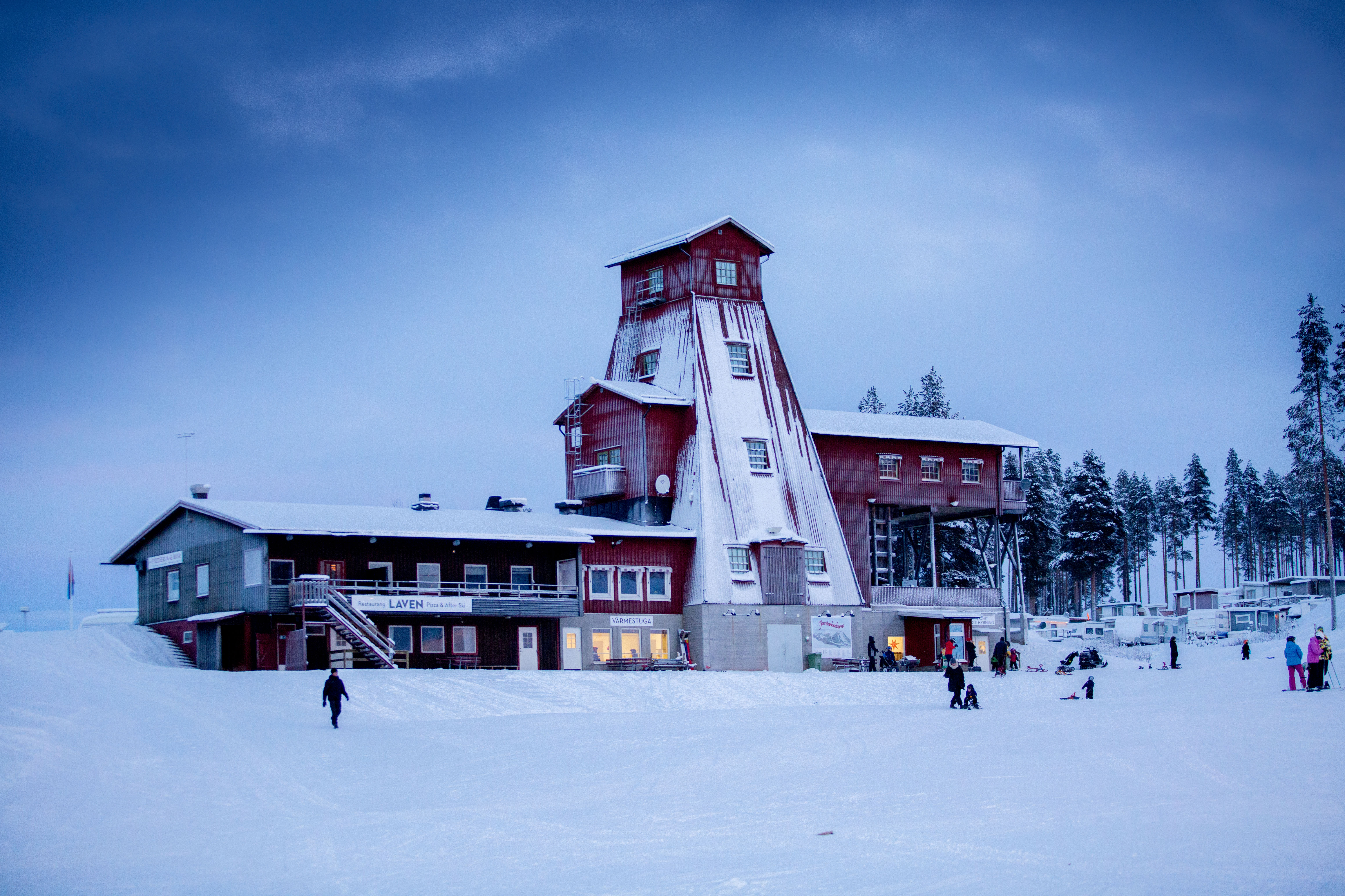 Laven, gruvlave, står vid foten av Tjamstanberget. Vinter.