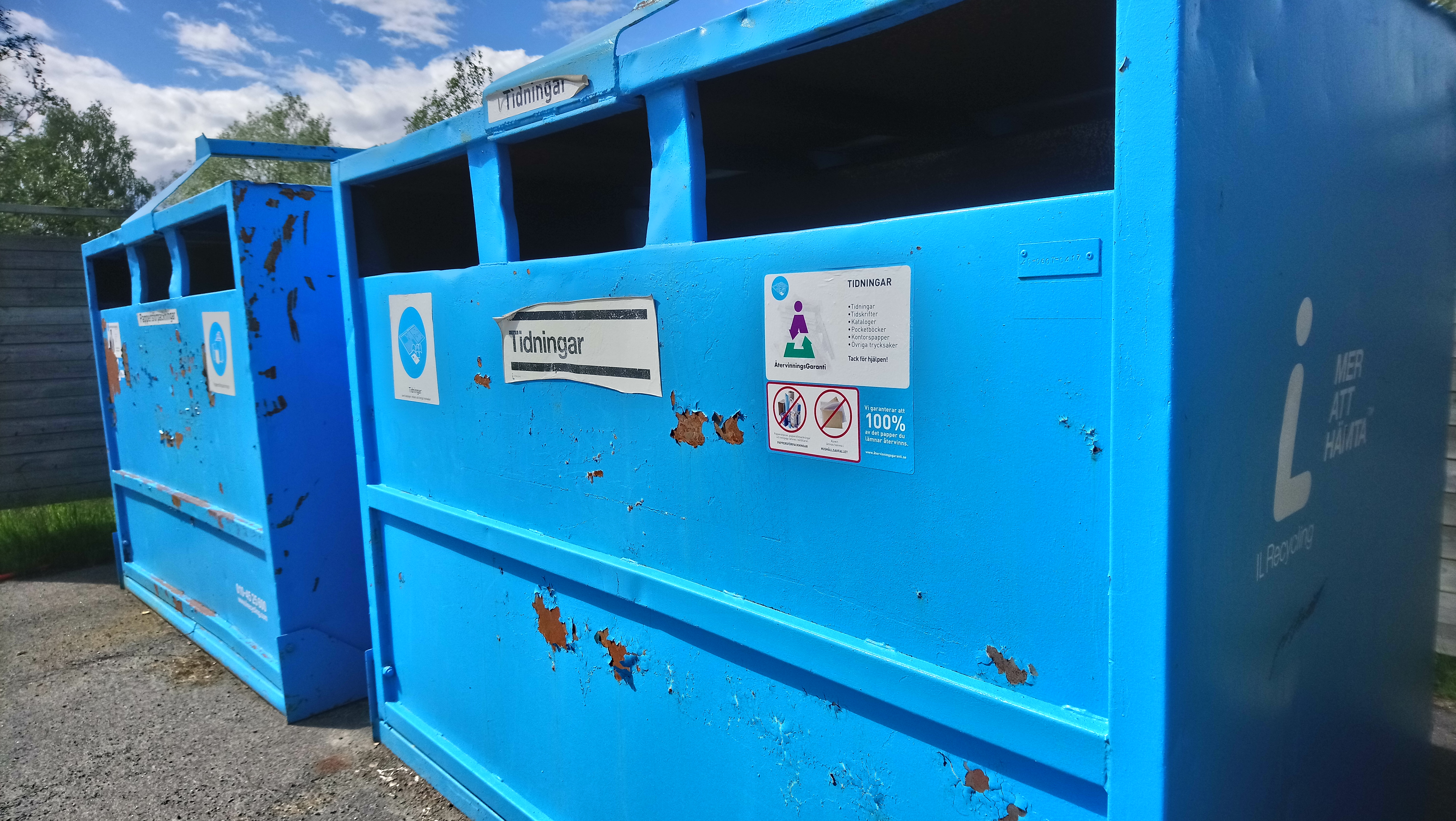 Två blå containers för papper